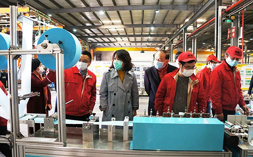 青浦区委副书记杨小菁等向导一行考察平博全自动口罩生产流水线装备