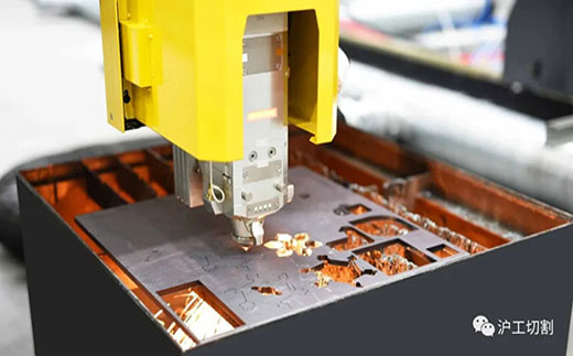 平博10米大幅面龙门光纤激光切割机细腻圆孔高品质切割