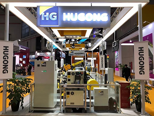 进博会首日平博意大利CEA展位展品机械人焊接系统