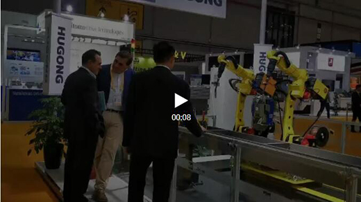 进博会首日平博意大利CEA展位旅行者关注机械人焊接系统