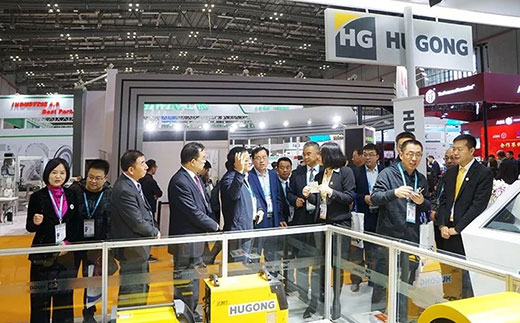 甘肃省天水市常务副市长莅临平博意大利CEA展位