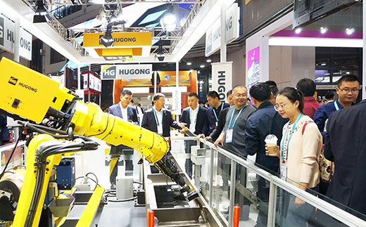 第二届进博会平博意大利CEA展位机械人系统受到极大关注